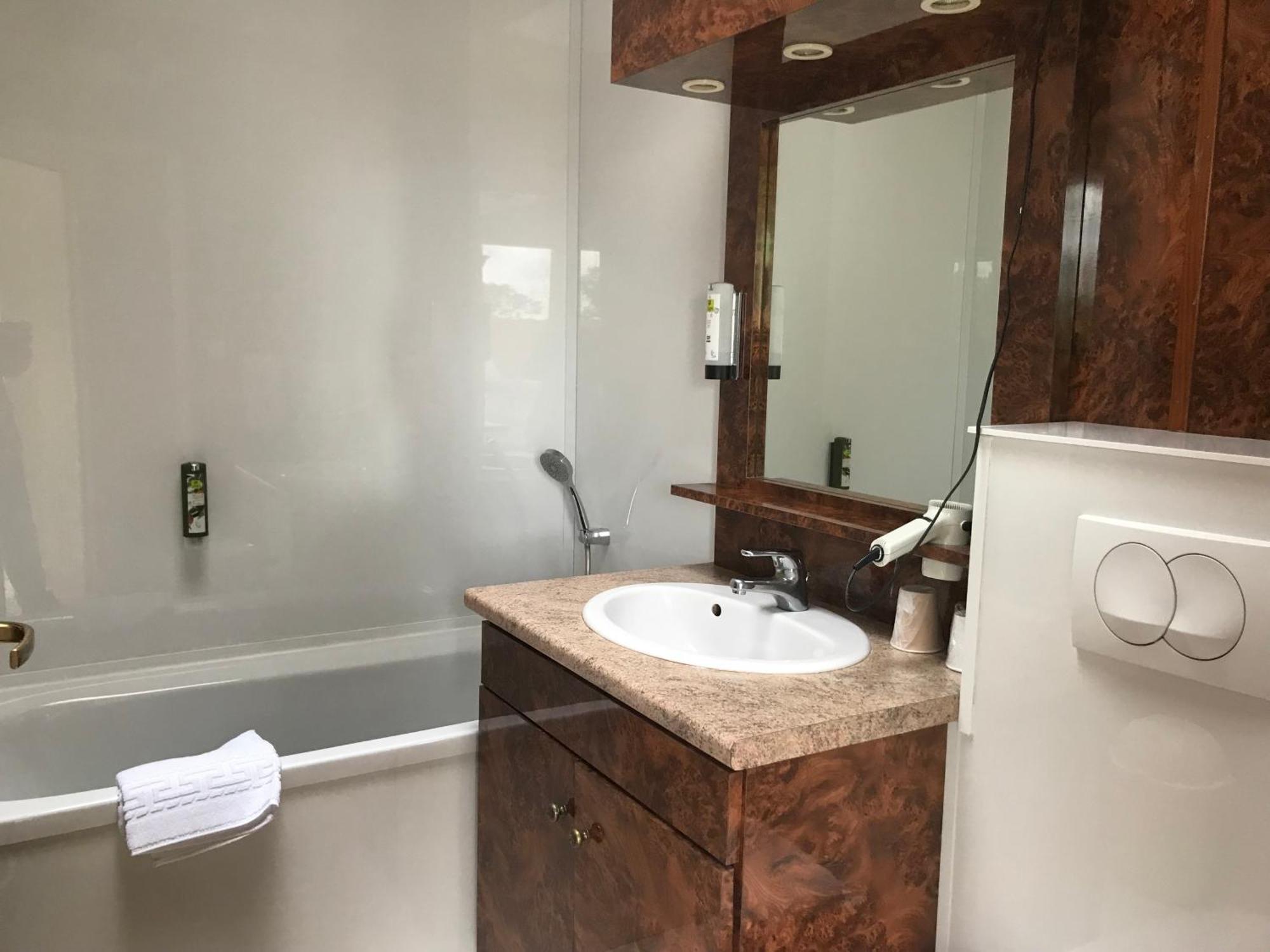 Logis Hotel & Restaurant - Le Chateau Des Tourelles 3 Etoiles Le Wast Eksteriør billede