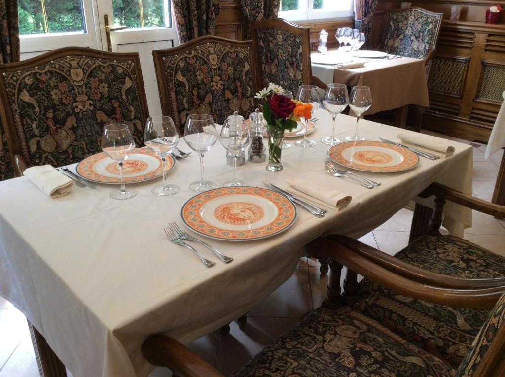 Logis Hotel & Restaurant - Le Chateau Des Tourelles 3 Etoiles Le Wast Eksteriør billede